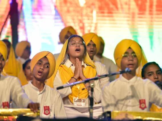 શબદ કીર્તન સાંભળીને મને જે શાંતિ મળી તે શબ્દોમાં વ્યક્ત કરવી મુશ્કેલ છે. આજે મને ગુરુને સમર્પિત સ્મારક ટપાલ ટિકિટ અને સિક્કો બહાર પાડવાનો લહાવો પણ મળ્યો છે. હું તેને આપણા ગુરુઓની વિશેષ કૃપા માનું છું. પીએમ મોદીએ કાર્યક્રમમાં સ્મારક સિક્કો અને ટપાલ ટિકિટ પણ બહાર પાડી હતી.