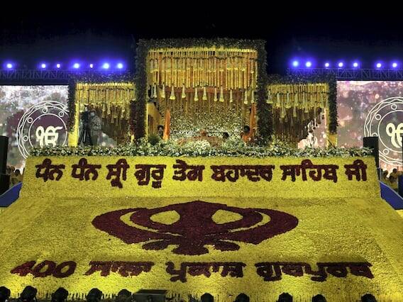 વડાપ્રધાન મોદીએ કહ્યું કે, “ગુરુદ્વારા શીશગંજ સાહિબ પણ ગુરુ તેગ બહાદુર જીના અમર બલિદાનનું પ્રતિક છે. આ પવિત્ર ગુરુદ્વારા આપણને યાદ અપાવે છે કે આપણી મહાન સંસ્કૃતિની રક્ષા માટે ગુરુ તેગ બહાદુરજીનું બલિદાન કેટલું મહાન હતું. તે સમયે દેશમાં ધાર્મિક કટ્ટરતાનું તોફાન હતું.