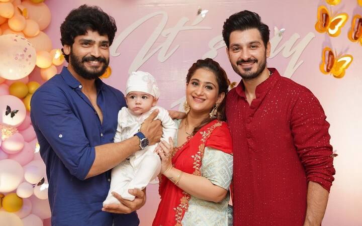 సినిమా నటుడు, బిగ్ బాస్ కంటెస్టెంట్ అలీ రెజా తన కూతురి హాఫ్ బర్త్ డేను నిర్వహించారు. పాప పుట్టి ఆరునెలలు అయిన సందర్భంగా చిన్న వేడుక నిర్వహించారు. -Image credit:AliReza/Instagram