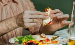 Control Overeating: भूख लगने पर खा लेते हैं लिमिट से ज्यादा? ऐसे रखें अपने पेट का ध्यान