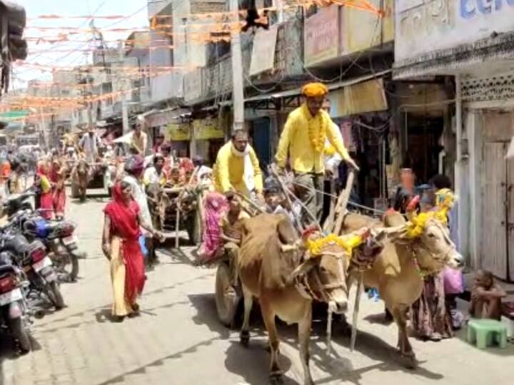 Bhilwara, two brothers reached sister's house on 11 bullock carts ann Rajasthan: भीलवाड़ा में 11 बैलगाड़ियों के साथ अनूठे अंदाज में भात लेकर बहन के घर पहुंचे दो भाई, लोग हुए हैरान
