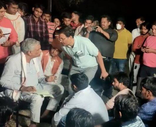 वहीं अब इस मामले को लेकर संत भी मुखर हो गए हैं. महंत प्रकाश दास ने राजगढ़ थाने में एसडीएम केशव कुमार मीणा और नगर पालिका के अधिशाषी अधिकारी बनवारी लाल मीणा के खिलाफ धार्मिक आस्था को चोट पहुंचाने का केस दर्ज कराया है.