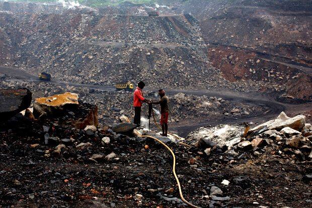 Coal theft is happening in Chhattisgarh, IG orders investigation after video goes viral ANN Chhattishgarh Coal News: छत्तीसगढ़ में धड़ल्ले से कोयला हो रहा चोरी, वीडियो वायरल होने पर IG ने दिए जांच के आदेश