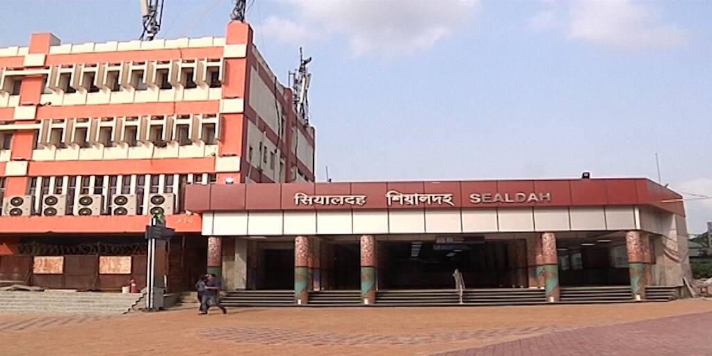 Sealdah Station: যাত্রী স্বাচ্ছন্দ্যে জোর, প্ল্যাটফর্ম সম্প্রসারণের কাজ শুরু শিয়ালদায় Expansion of Paltform in North Section of Sealdah Station is starting to reduce congestion. Sealdah Station: যাত্রী স্বাচ্ছন্দ্যে জোর, প্ল্যাটফর্ম সম্প্রসারণের কাজ শুরু শিয়ালদায়