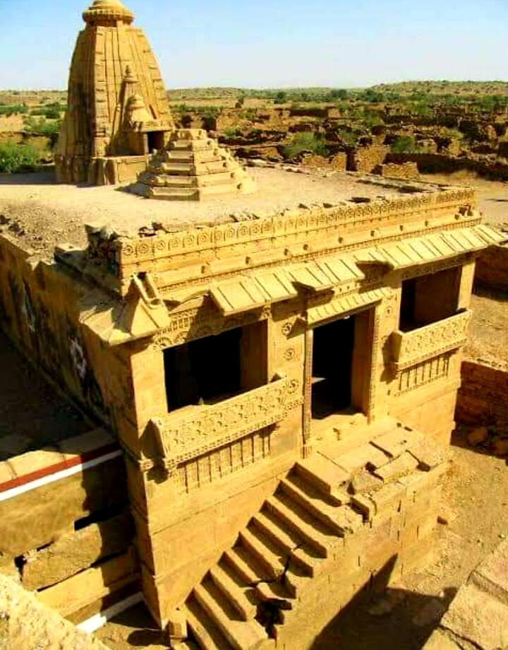 अब इस गांव में कई जर्जर मकान हैं और खंडहरों के बीच एक पुनर्निर्मित मंदिर है. आगंतुकों को वहां की संरचनाओं का अंदाजा लगाने के लिए कुछ घरों का नवीनीकरण भी किया गया है. इस क्षेत्र के आसपास कोई व्यावसायिक गतिविधि नहीं है.