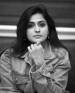 Ramya Nambeesan pics: பிளாக் அண்ட் ஒயிட்டில் ரம்யாவின் கியூட் போஸ்கள்..!