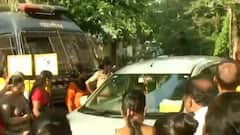 Mumbai News: नवनीत राणा के घर के बाहर महिला शिवसैनिकों का प्रदर्शन