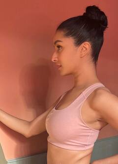 સ્પોર્સ્ટ્સ બ્રામાં અભિનેત્રી શ્રદ્ધા કપૂરનો જોવા મળ્યો બોલ્ડ અવતાર