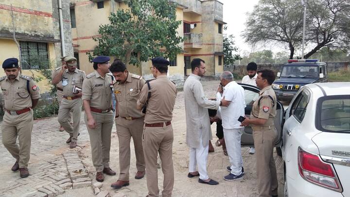 फिर शाम को 5:00 बजे मोहनगंज थाने में ही अपर पुलिस अधीक्षक विनोद पांडेय को आना था. जिसकी जानकारी देने थाने का एक सिपाही उनके कमरे पर गया. काफी देर तक जब कमरा नहीं खुला तो उसने मोहनगंज थाने में जानकारी दी. जिसके बाद थाने के एसएचओ पुलिस टीम के साथ मौके पर पहुंचे और कमरे दरवाजा तोड़कर अंदर दाखिल हुए. अदंर जाकर उन्होंने देखा कि रश्मि यादव का शरीर दुपट्टे के सहारे कमरे में लगे पंखे से लटका हुआ था.