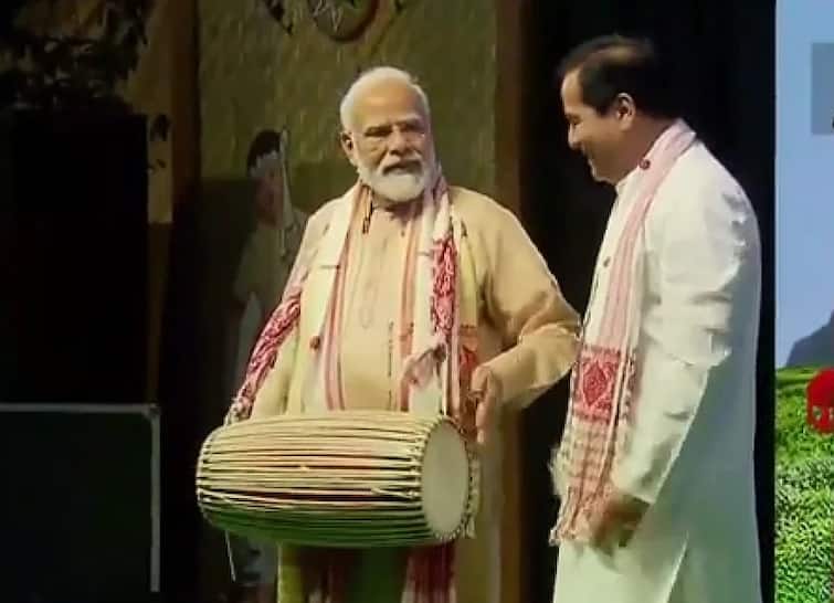 PM Modi tries his hand at multiple musical instruments on occasion of Rongali Bihu Assam Rongali Bihu : रोंगाली बिहूचा कार्यक्रम आणि पंतप्रधानांचे पारंपरिक वाद्याचे वादन, व्हिडीओ होतोय व्हायरल