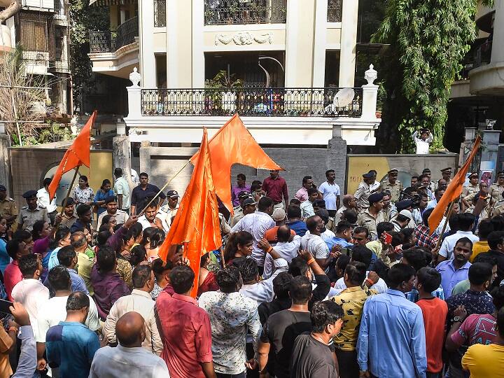 Navneet rana & Ravi Rana Arrested By Mumbai Police After 'Hanuman Chalisa' Dare To CM Uddhav Thackeray Rana Couple Arrested By Mumbai Police After 'Hanuman Chalisa' Dare To CM Uddhav Thackeray