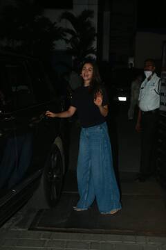 Alia Bhatt: शादी की मेहंदी फ्लॉन्ट करती नजर आईं आलिया भट्ट, एयरपोर्ट पर इस अंदाज में हुईं स्पॉट