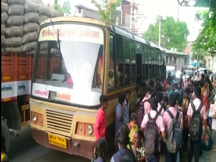 திருக்குவளையில் இருந்து நாகைக்கு படியில் தொங்கிய படி ஆபத்தான பயணம் - கூடுதல் பேருந்துகளை இயக்க மாணவர்கள் கோரிக்கை