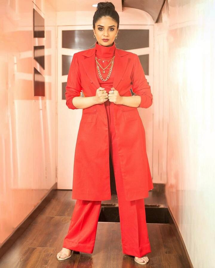 మెగాస్టార్ చిరంజీవి సినిమాలో కూడా ఛాన్స్ కొట్టేసింది. (Photo Courtesy: Sreemukhi Instagram)