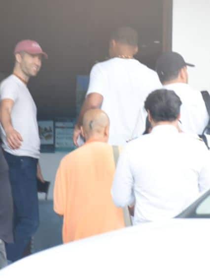 हॉलीवुड स्टार विल स्मिथ को आज मुंबई एयरपोर्ट पर स्पॉट किया गया. ऑस्कर 2022 में हुए विवाद के बाद ये नजर आए हैं.