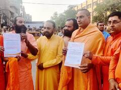 Jahangirpuri Violence: जहांगीरपुरी में हिंदू परिवारों से मिलने पहुंचा संत समाज और VHP का प्रतिनिधि मंडल, पुलिस ने नही दी मिलने की इजाजत