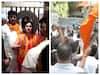Hanuman Chalisa Row: सांसद नवनीत राणा के घर पर शिवसैनिकों का भारी हंगामा, बैरिकेड्स तोड़कर घर में घुसने की कोशिश