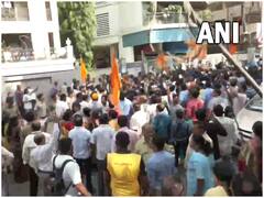 Hanuman Chalisa Controversy: महाराष्ट्र में घमासान, शिवसैनिकों ने तोड़ी बैरिकेडिंग, नवनीत राणा बोलीं- 'मुझे कोई रोक नहीं सकता, हनुमान चालीसा पढूंगी'