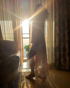 ਨਾਈਟੀ ਪਹਿਨੇ ਬੈੱਡਰੂਮ 'ਚ ਦਿਲਕਸ਼ ਅੰਦਾਜ਼ 'ਚ ਨਜ਼ਰ ਆਈ ਹਿਨਾ ਖ਼ਾਨ, ਫੈਨਜ਼ ਦੀ ਸਵੇਰ ਨੂੰ ਕੀਤਾ ਗੁਲਾਬੀ