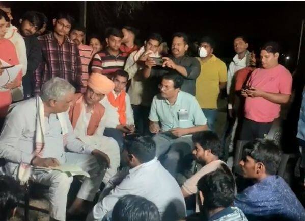 बीजेपी इस कार्रवाई को लेकर कांग्रेस सरकार पर निशाना साध रही है तो वहीं कांग्रेस इसे नगरपालिका में बीजेपी के बोर्ड का एक्शन बताकर पल्ला झाड़ रही है.