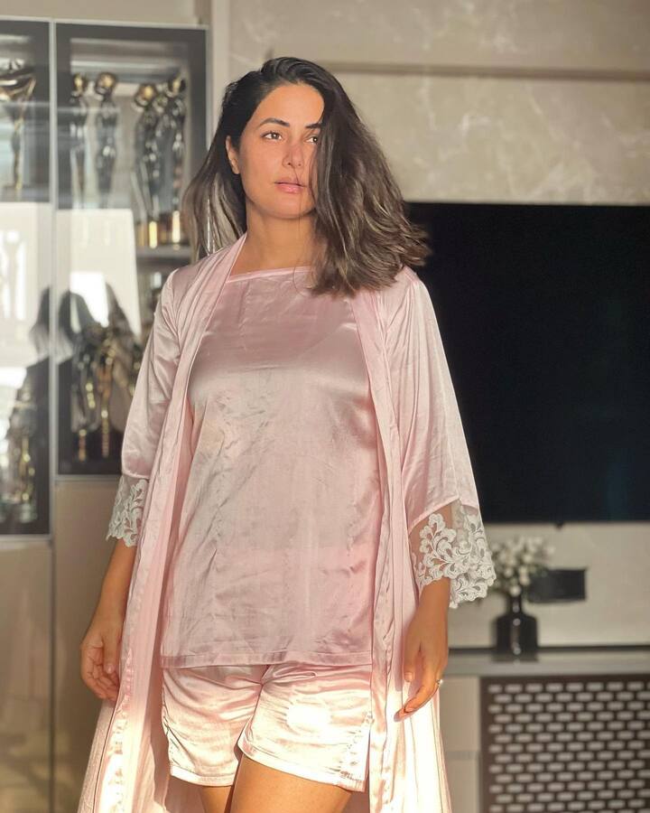 मोकळे केस आणि मेकअपशिवायही हिना खानचा चेहरा चमकत आहे. चित्रात अभिनेत्री अगदी साध्या लूकमध्ये दिसत असली तरी चाहत्यांना आकर्षित करण्यासाठी ती पुरेशी आहे.(photo:realhinakhan/ig)
