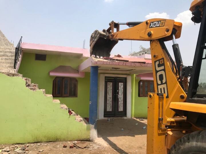 MP News: जबलपुर में फिर चला बुलडोजर, अपराधियों के कब्जे से 4 करोड़ की जमीन मुक्त कराई गई Administration freed 4 crore land from possession of criminals in Jabalpur of MP ANN MP News: जबलपुर में फिर चला बुलडोजर, अपराधियों के कब्जे से 4 करोड़ की जमीन मुक्त कराई गई