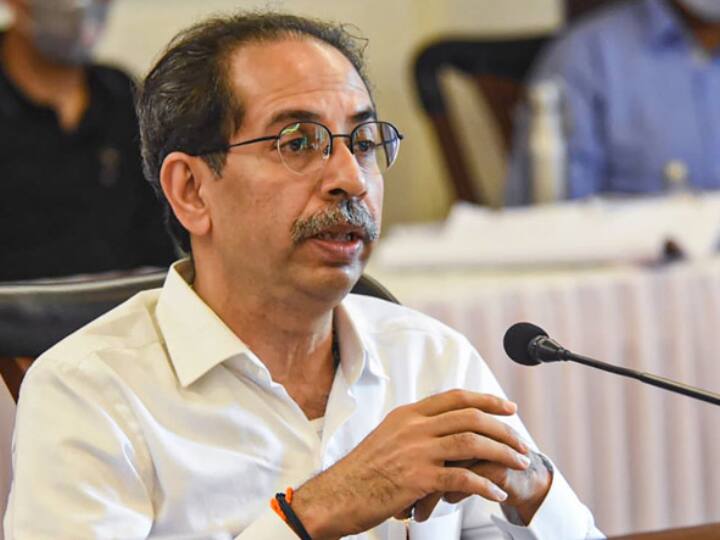 Hanuman Chalisa Row Police Deployed At Uddhav Thackeray's Residence 'Matoshree' Shiv Sena Workers Guard Outside Rana Home 'Hanuman Chalisa' Row: Police Deployed At Maharashtra CM's Residence, Shiv Sena Workers Guard Outside