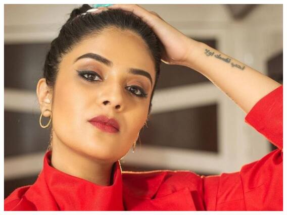 Sreemukhi: 'సరిగమప' టీవీ షో కోసం శ్రీముఖి స్టైలిష్ గెటప్ Sreemukhi: 'సరిగమప' టీవీ షో కోసం శ్రీముఖి స్టైలిష్ గెటప్