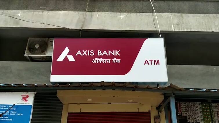 Sangli News Update Thieves broke into JCB ATM in Miraj Sangli district चोरट्यांनी चक्क जेसीबीने फोडले एटीएम, सांगली जिल्ह्यातील मिरजमधील घटना   