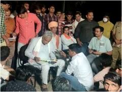 Alwar Temple News: सांसद डॉक्टर किरोडी लाल मीणा बैठे धरने पर, नगर पालिका EO और SDM के खिलाफ मामला दर्ज