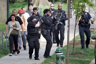 અમેરિકામાં ફરીથી થયું ફાયરિંગઃ હુમલાખોરોએ ભીડ ઉપર કરેલા ફાયરિંગમાં 3નાં મોત, 11 ઘાયલ, બે ગ્રેનેડ મળ્યા અમેરિકામાં ફરીથી થયું ફાયરિંગઃ હુમલાખોરોએ ભીડ ઉપર કરેલા ફાયરિંગમાં 3નાં મોત, 11 ઘાયલ, બે ગ્રેનેડ મળ્યા