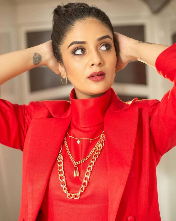 'సరిగమప' టీవీ షోని హోస్ట్ చేయడానికి స్టైల్ గా రెడీ అయింది శ్రీముఖి. (Photo Courtesy: Sreemukhi Instagram)