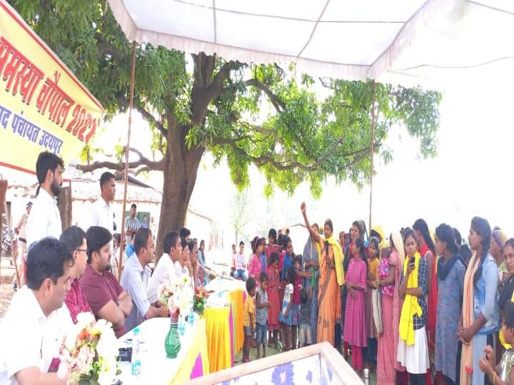 Chhattisgarh  Ambikapur Tribals are protesting against Parsa coal block ANN Ambikapur Coal Mine: अम्बिकापुर में परसा कोल ब्लॉक के विरोध मे उतरे आदिवासी, बोले-  'जान दे देंगे, लेकिन जमीन नहीं'