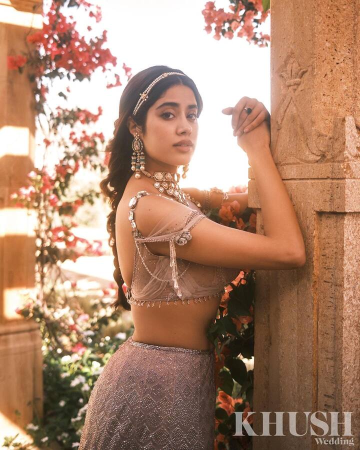 ब्रायडल लुकमध्ये जान्हवी कपूर (Janhvi Kapoor) खूपच सुंदर दिसत आहे. या लुकमध्ये तिचा ट्रेंडी आणि ट्रेडिशनल अंदाज पाहायला मिळतो आहे.(photo:janhvikapoor/ig)