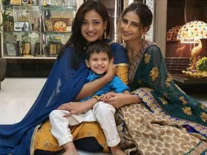 श्वेता तिवारी के सपोर्ट में बोलीं बेटी पलक, सौतेले पिता पर कटाक्ष करते हुए कहा- मेरी मां अकेले घर चलाती.. shweta tiwari daughter took a dig at her step father abhinav kohli palak says he does not pay expenses श्वेता तिवारी के सपोर्ट में बोलीं बेटी पलक, सौतेले पिता पर कटाक्ष करते हुए कहा- मेरी मां अकेले घर चलाती..