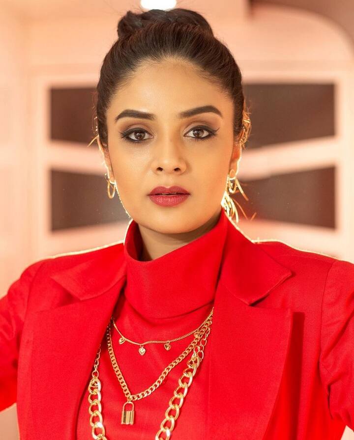 ఈ ఫొటోల్లో ఆమె క్యూట్ లుక్స్ కి ఆడియన్స్ ఫిదా అవుతున్నారు. (Photo Courtesy: Sreemukhi Instagram)