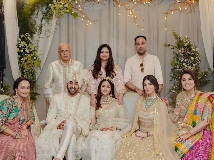 Fan Art Rishi Kapoor’s photo added in Ranbir Kapoor Alia Bhatt’s wedding family photo goes viral Alia-Ranbir Wedding : आलिया-रणबीरच्या लग्नाच्या फोटोत दिसले ऋषी कपूर, चाहत्याचे प्रेम पाहून नीतू कपूरही झाल्या भावूक!