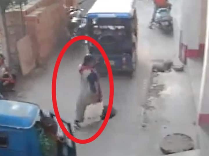 woman falls into manhole while talking on phone in Patna Woman Falls in Manhole: ఫోన్ మాట్లాడుతూ లోకం మరిచింది, రెప్పపాటులో ప్రమాదం - ఇదిగో వీడియో