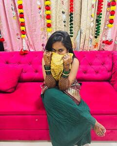 Sayli Kamble Mehendi Photos : मेहंदी सेरेमनी में ग्रीन शरारा सूट पहने बेहद खूबसूरत लगीं सिंगर सायली कांबले