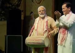 રોંગાલી બિહુ: કેંદ્રીય મંત્રી સર્બાનંદ સોનોવાલના ઘરે વડાપ્રધાન મોદીએ સંગીતનાં સાધનો પર હાથ અજમાવ્યો, જુઓ વીડિયો