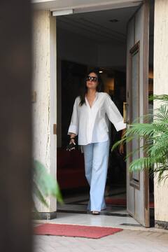 Kareena Kapoor khan: पति सैफ अली खान के साथ ट्विनिंग करती दिखीं करीना कपूर, वीकेंड पर फैमिली के साथ हुईं स्पॉट