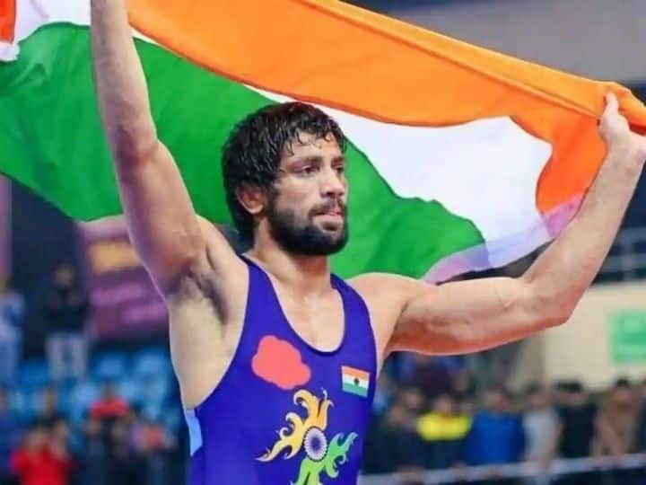 Wrestler ravi kumar dahiya won third straight asian  championship gold medal  Ravi Kumar Dahiya : कुस्तीपटू रवी दहियाला आशियाई चॅम्पियनशिपमध्ये 'सुवर्ण' पदक, बजरंग पुनियाला रौप्य  