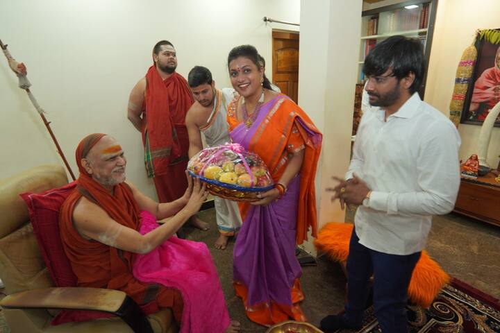 ఏపీ మంత్రి ఆర్కే రోజా విశాఖ శారదాపీఠాన్ని సందర్శించారు.