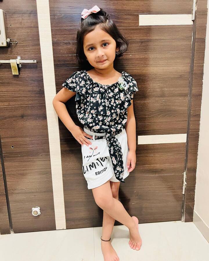 मायराने हे क्युट शॉर्ट्स आणि क्रॉप टॉप मधले फोटो सोशल मीडियावर शेअर केले आहेत.(photo:_world_of_myra_official/ig)