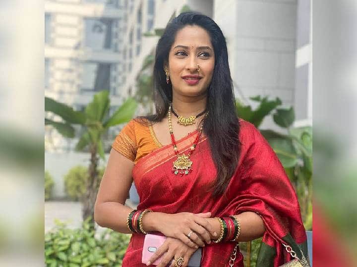 मालिका, चित्रपटच नव्हे तर, प्रिया नाटकांमध्ये देखील सक्रिय आहे. ‘अ परफेक्ट मर्डर’, ‘तिला काही सांगायचंय’ या नाटकांमध्ये तिने मुख्य भूमिका साकारल्या आहेत. (Photo : @priyamarathe/IG)