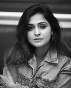 Ramya Nambeesan pics: பிளாக் அண்ட் ஒயிட்டில் ரம்யாவின் கியூட் போஸ்கள்..!