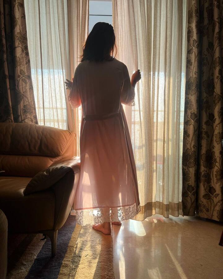 ती सोशल मीडियावर खूप सक्रिय असते आणि अनेकदा तिचे व्हिडिओ फोटो शेअर करत असते. पुन्हा एकदा तिच्या नव्या लूकचा बोलबाला आहे.(photo:realhinakhan/ig)