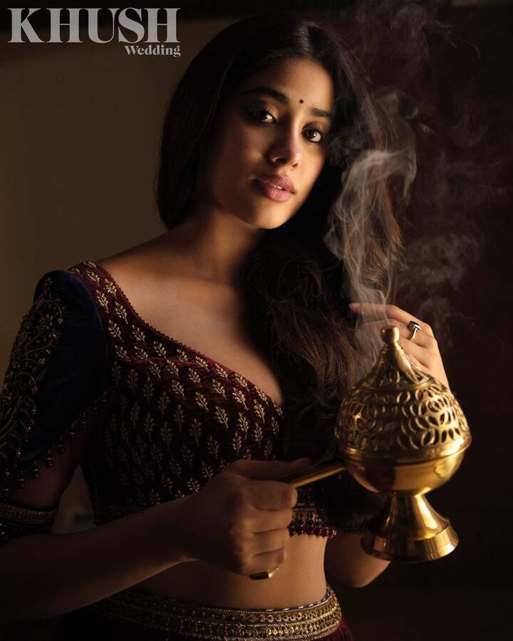 जान्हवी कपूरने तिचा सुंदर वधूच्या लेहेंग्यातला फोटो शेअर केला आहे. यामध्ये ती नक्कीच 'Bridal Goals' देत आहे.(photo:janhvikapoor/ig)
