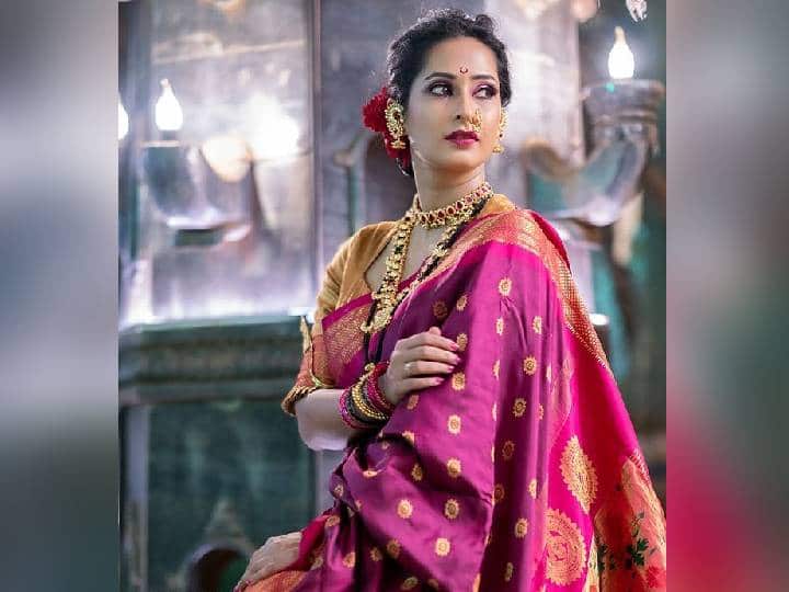 ‘स्वराज्य रक्षक संभाजी’ या मालिकेत छत्रपती शिवाजी महाराजांची भूमिका निभावणाऱ्या अभिनेते शंतनू मोघे यांच्याशी प्रियाने लग्नगाठ बांधली आहे. मैत्रीपासून सुरु झालेलं हे नातं 2012मध्ये लग्नात रुपांतरीत झालं.