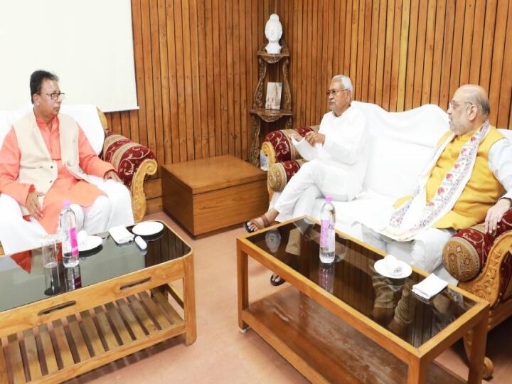 Bihar Union Home Minister Amit Shah meets CM Nitish Kumar in Patna Amit Shah in Bihar: पटना में नीतीश कुमार और अमित शाह की हुई गुफ्तगू, संजय जायसवाल भी रहे मौजूद, क्या हुई बातचीत?